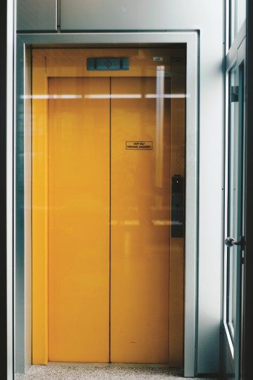 Elevador moderno com a solução Manaus Play